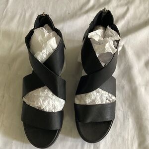 ZOOM STRAPPY SANDAL (Size: 10) NWOT